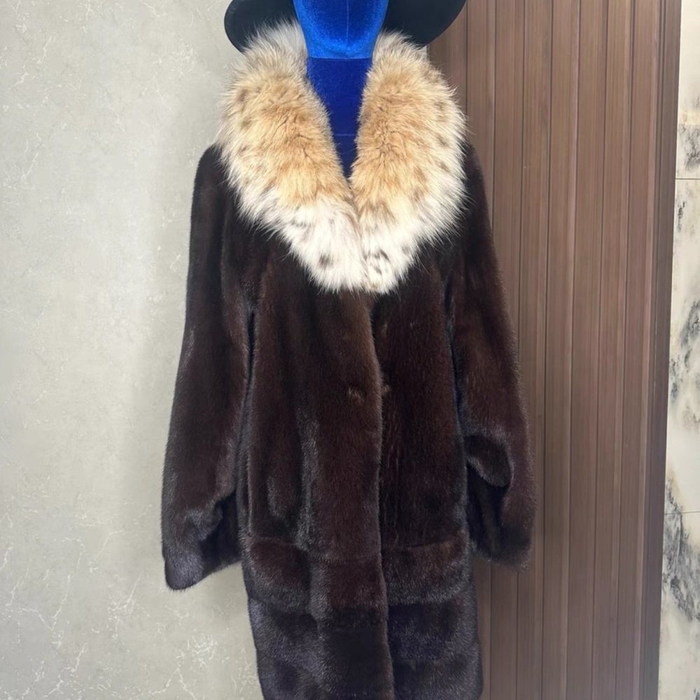 Luxurious Brown Real female mink Coat with Cream Collar